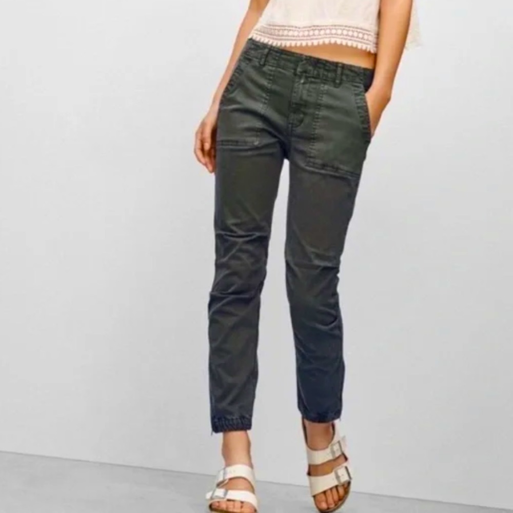 Aritzia Tna Heroic Cargo Pants/Joggers in Taupe